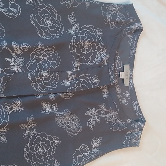 Loft Outlet Sleeveless Blouse, size M, easy care 100% polyester. - Picture 2 of 5